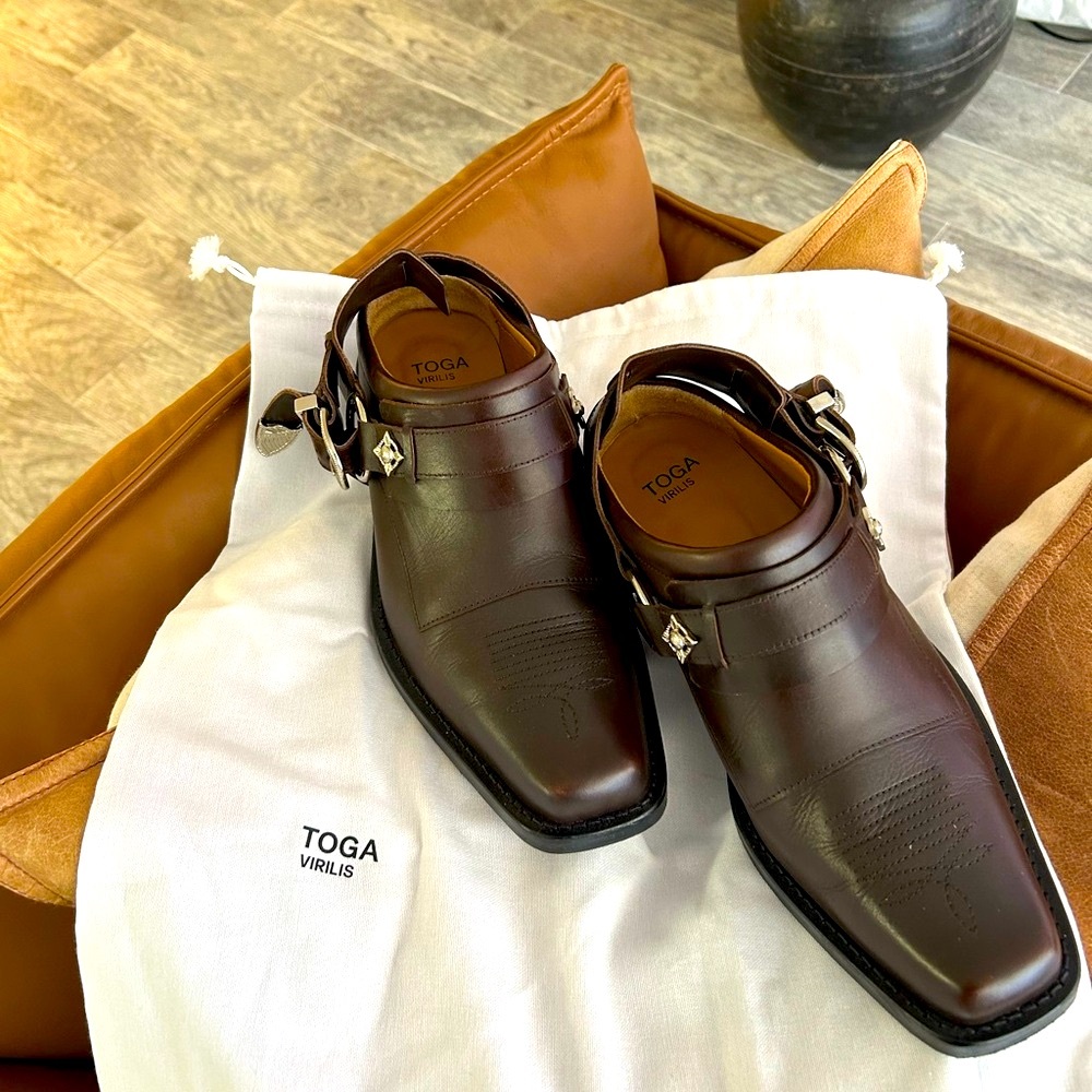 TOGA VIRILIS. WHEN YOU TAKE-OFF YOUR BOOTS, MAKE SURE THEY NOTICE THE BOOTS TOO.